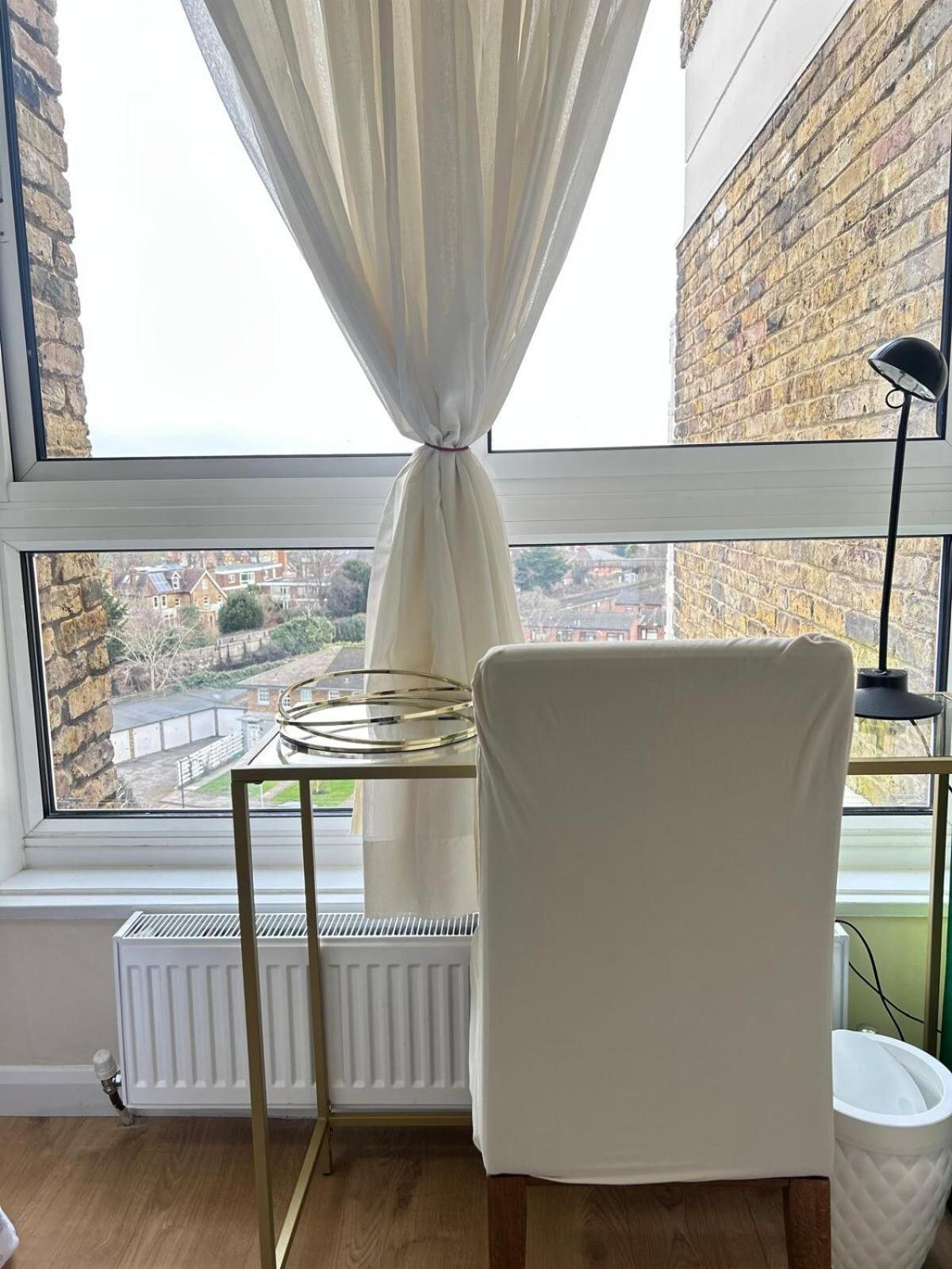 Barnes Flat, 2bed 2bath, Parking, Breakfast Londra
