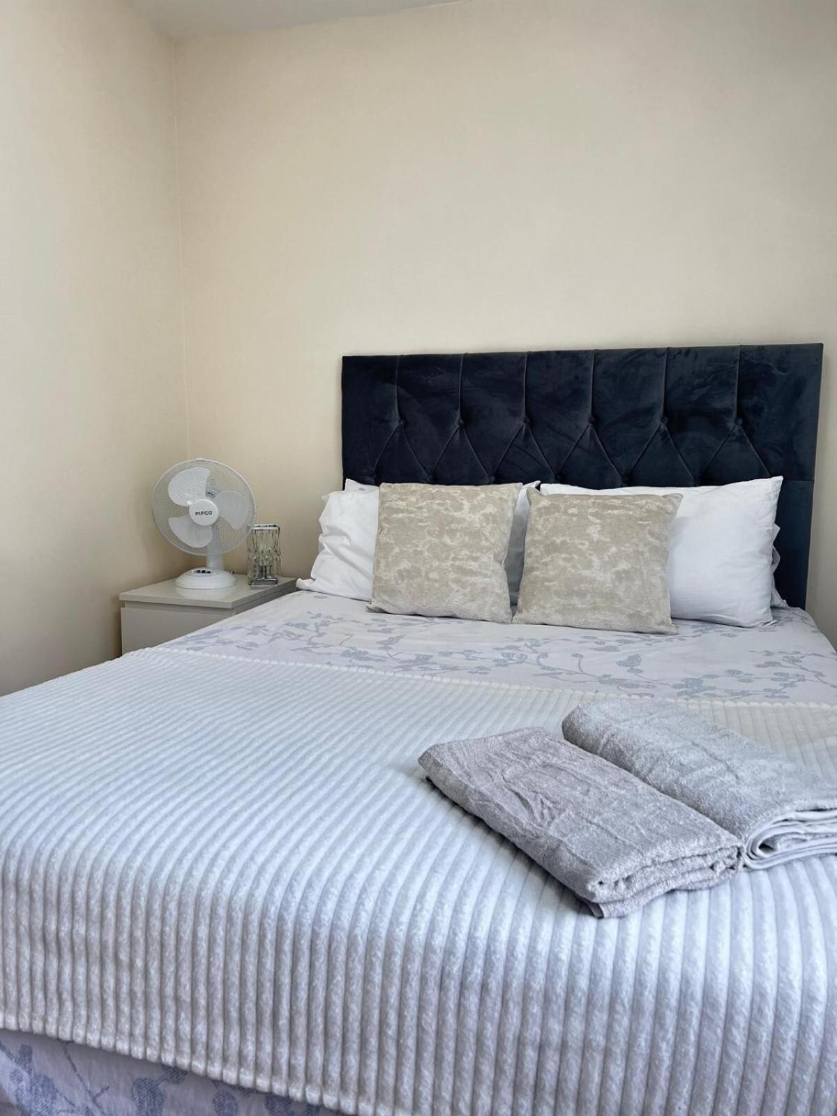 Barnes Flat, 2bed 2bath, Parking, Breakfast