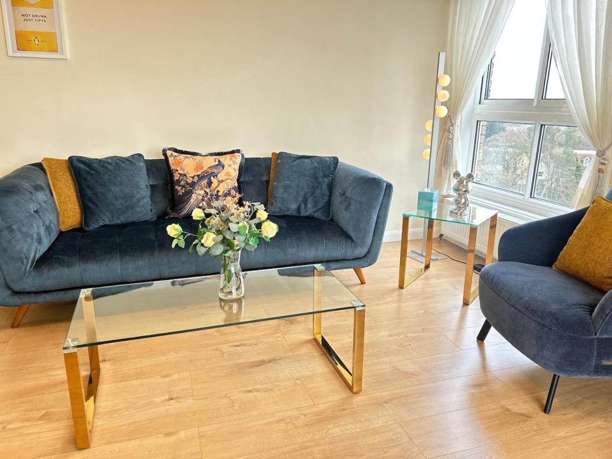 Barnes Flat, 2bed 2bath, Parking, Breakfast *