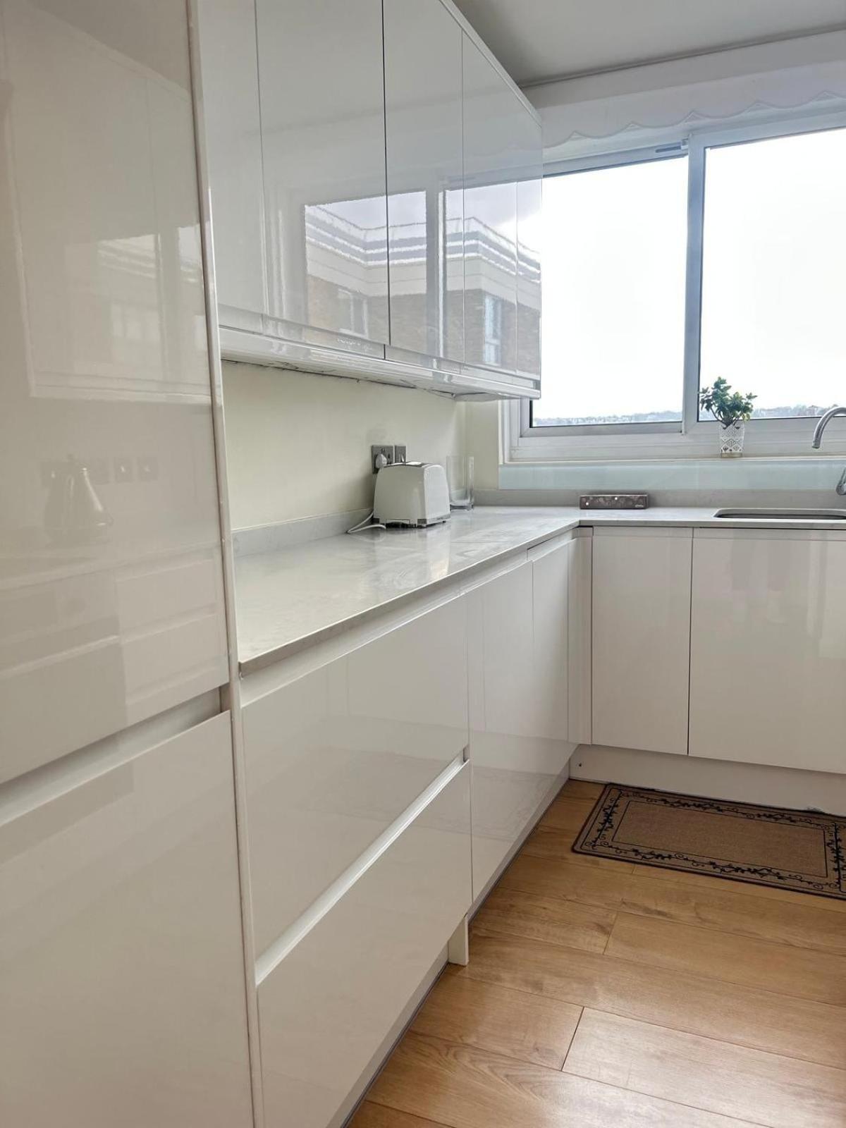 Barnes Flat, 2bed 2bath, Parking, Breakfast * Londra